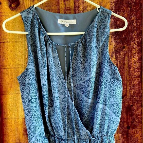 BCBGeneration Paisley Sleeveless Cross-over Tie Neck Romper - Picture 6 of 7